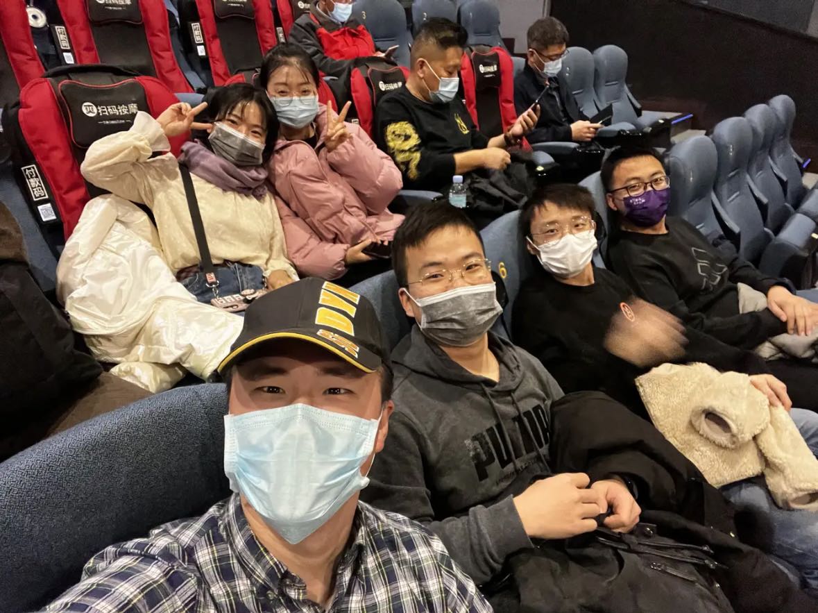 2021-党组织生活-看电影.jpg